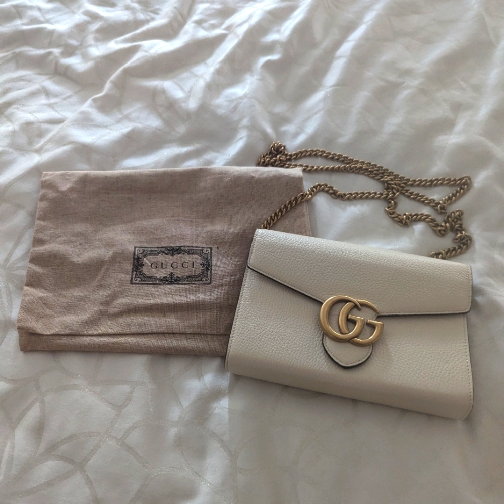 Gucci ivory wallet on chain